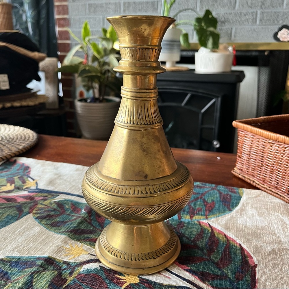 Antique Brass Heavy Vase Etched Gold India 9” Vintage Solid MCM Ornate Unique - Picture 4 of 10